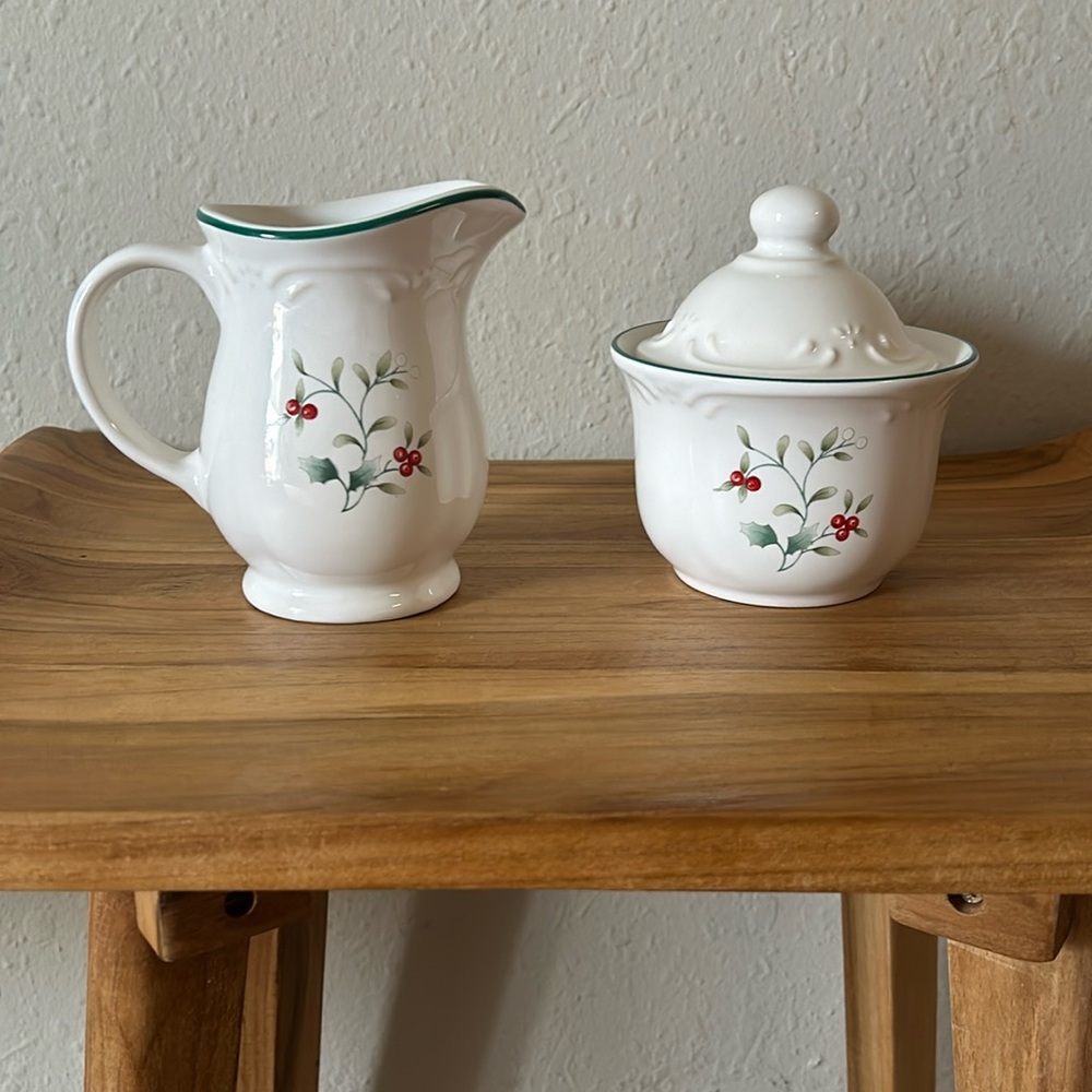 Pfaltzgraff Winterberry Sugar and Creamer Set, 2-Piece, Multicolor
